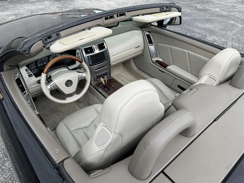 2005 Cadillac XLR - Image 18 of 29