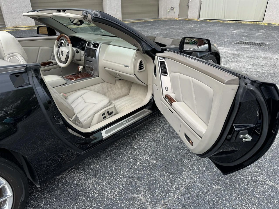 2005 Cadillac XLR - Image 20 of 29