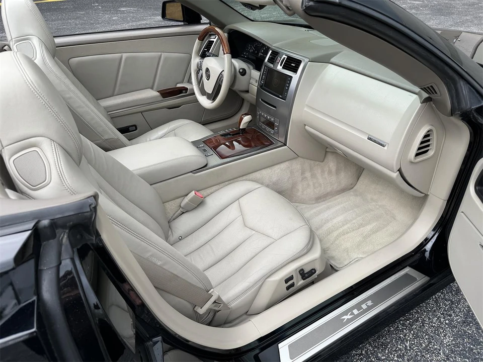 2005 Cadillac XLR - Image 21 of 29