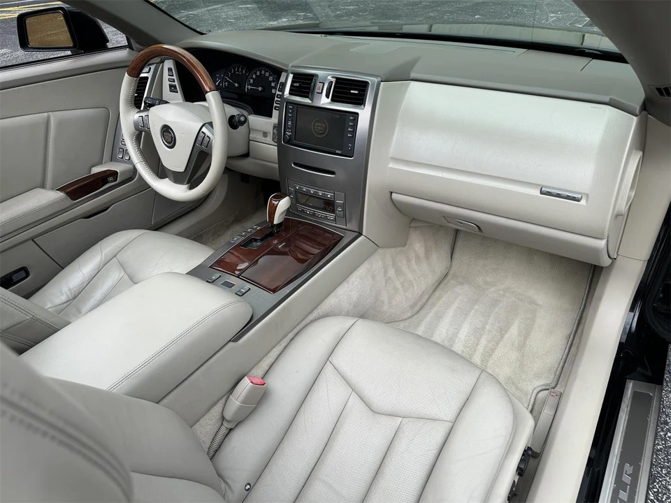 2005 Cadillac XLR - Image 22 of 29