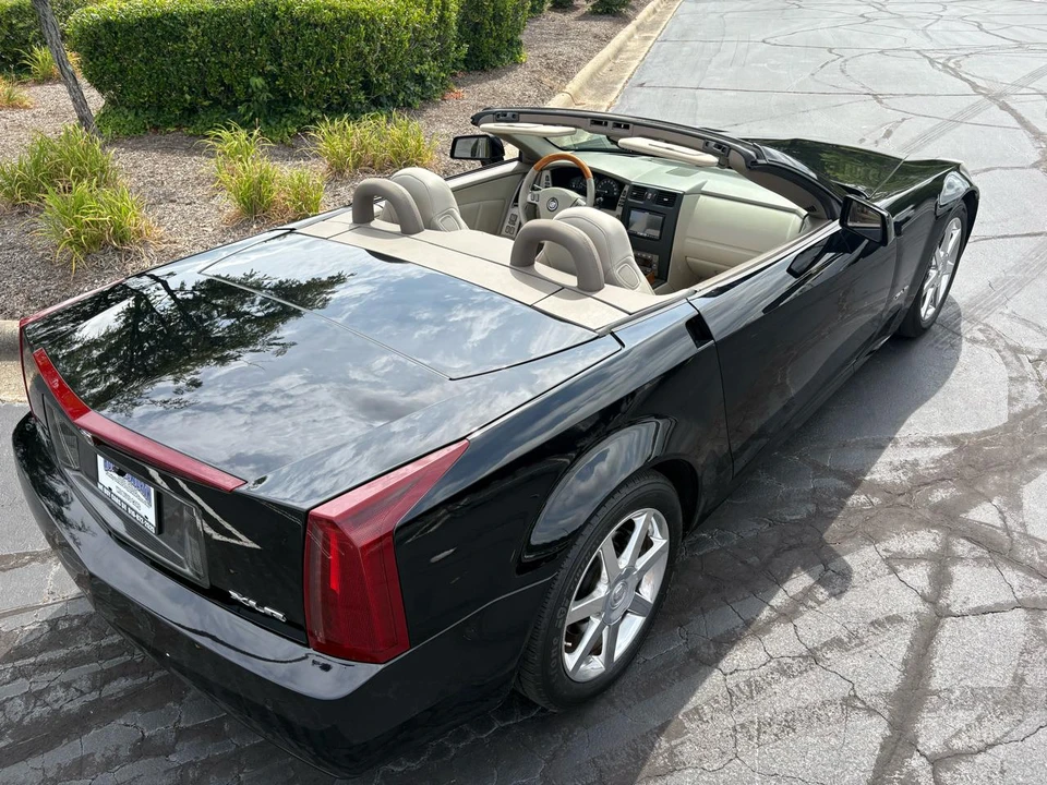 2005 Cadillac XLR - Image 8 of 31