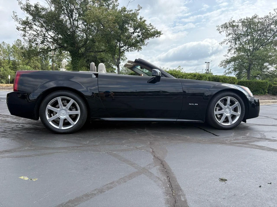 2005 Cadillac XLR - Image 9 of 31