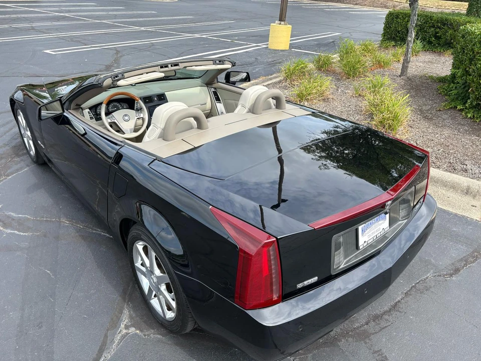 2005 Cadillac XLR - Image 10 of 31