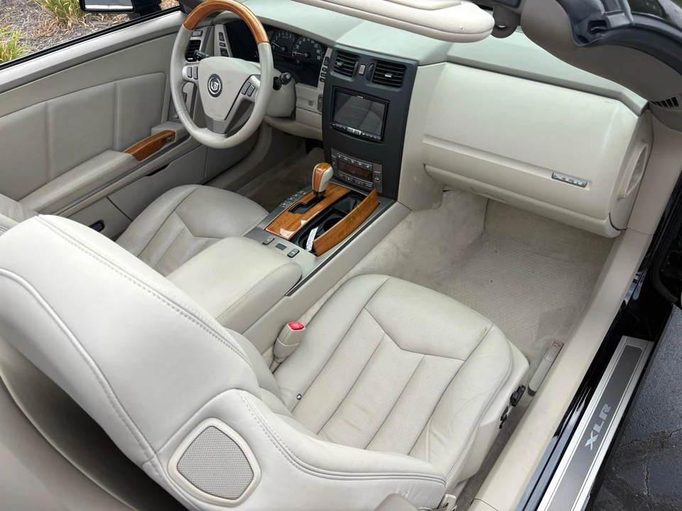 2005 Cadillac XLR - Image 17 of 31