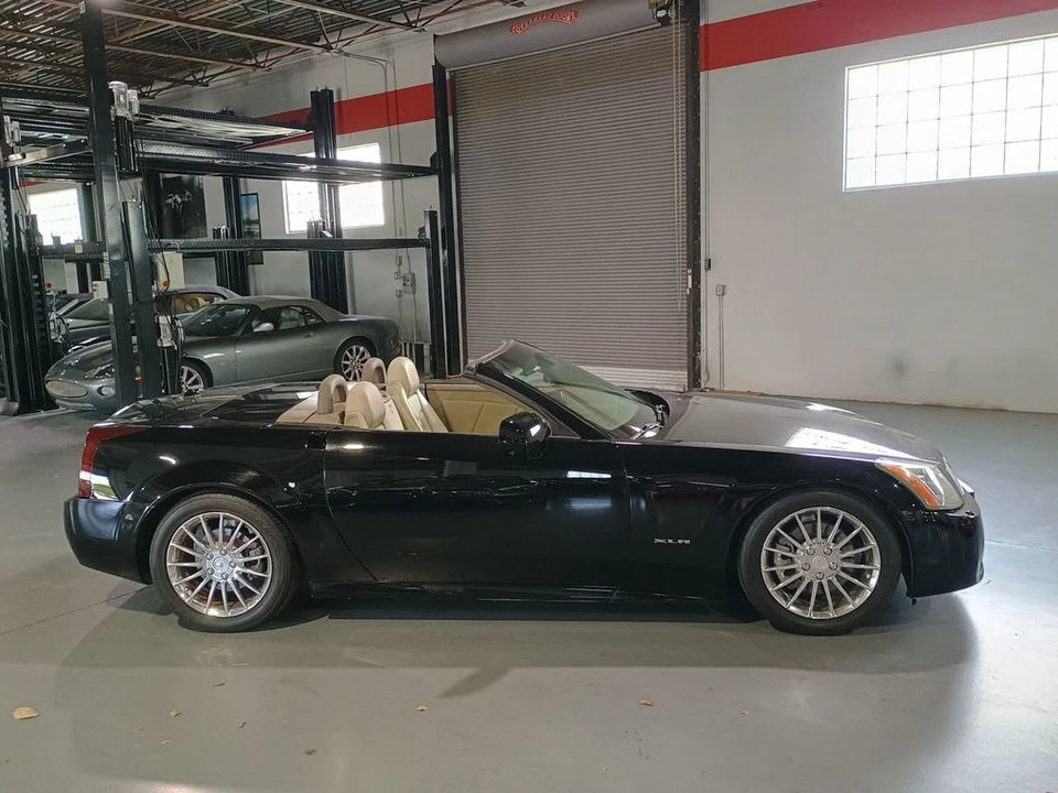 2005 Cadillac XLR - Image 8 of 12
