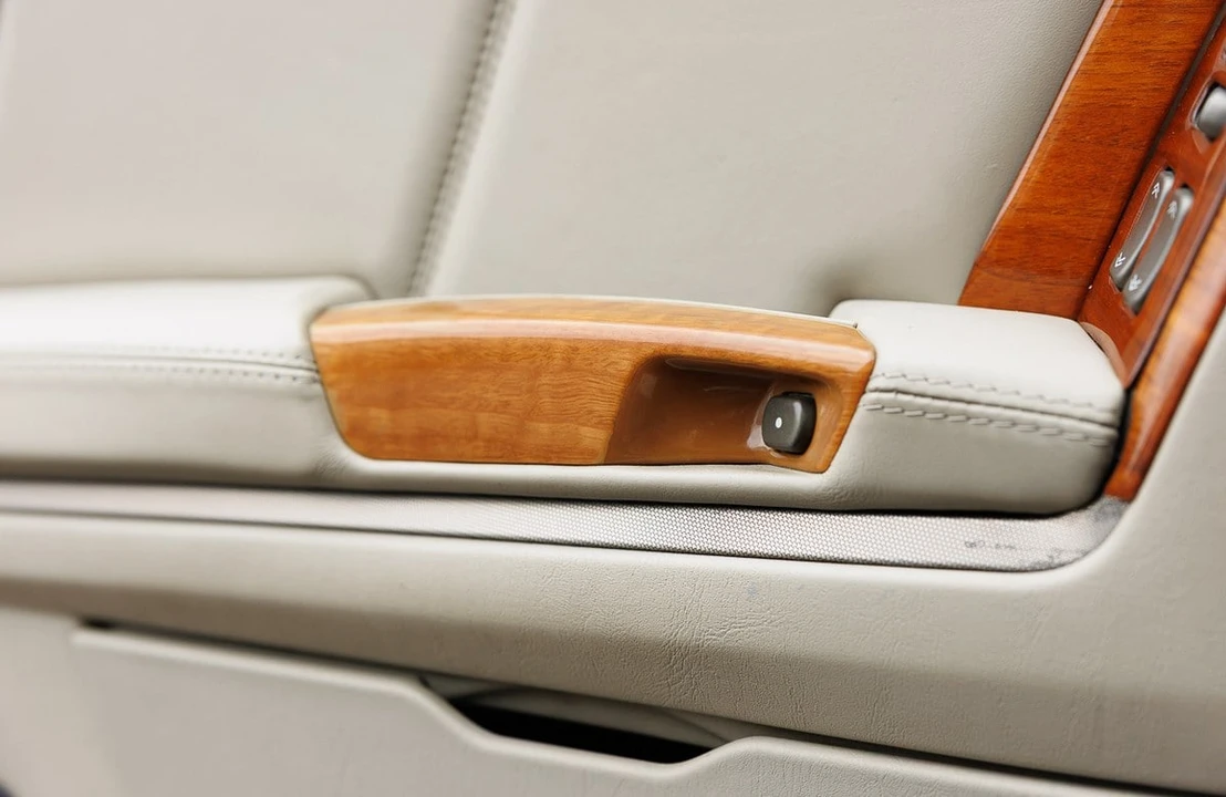 2005 Cadillac XLR - Image 20 of 31