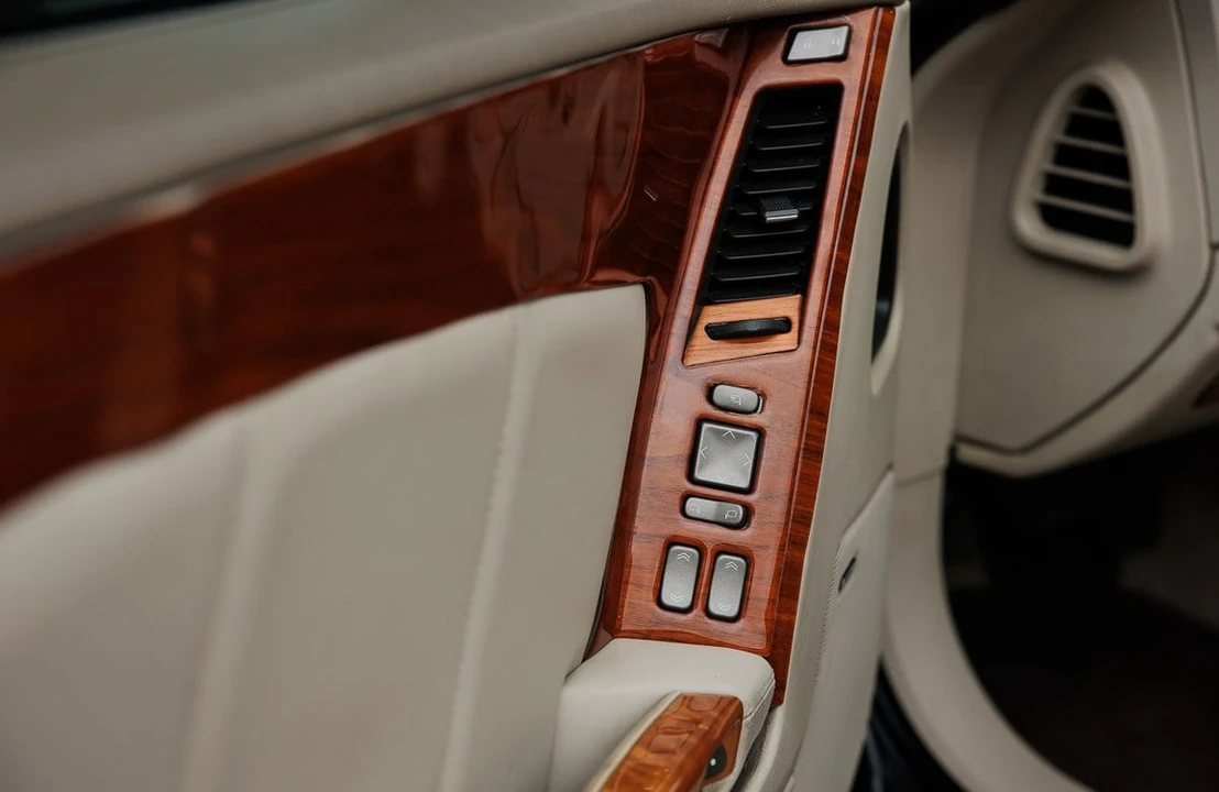 2005 Cadillac XLR - Image 28 of 31