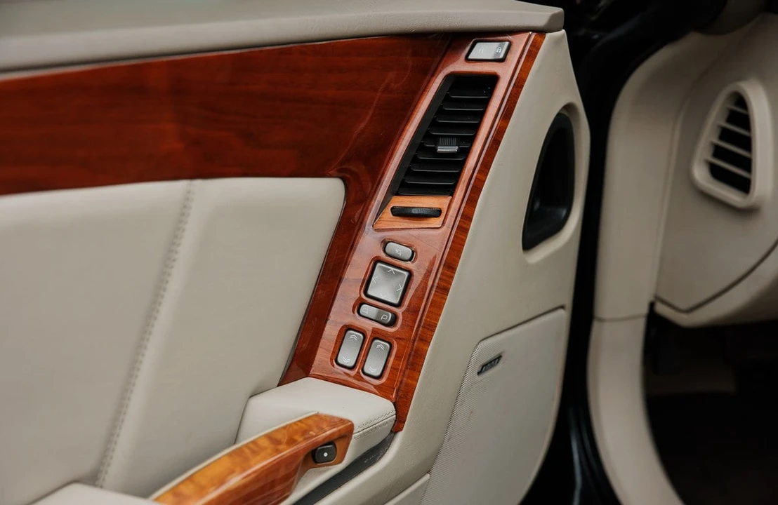 2005 Cadillac XLR - Image 9 of 31