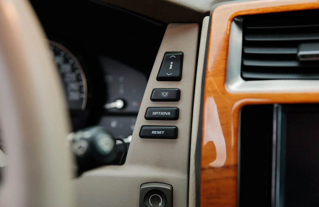 2005 Cadillac XLR - Image 15 of 31