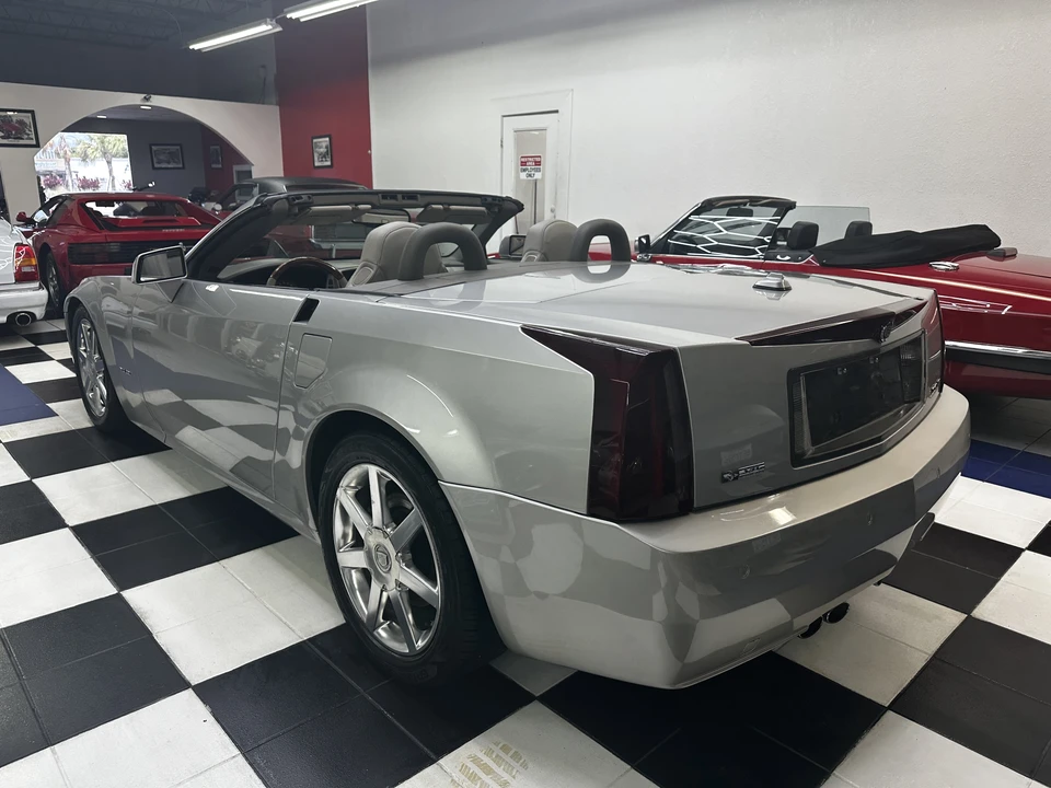 2005 Cadillac XLR - Image 19 of 31