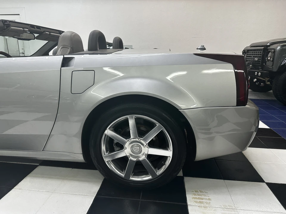 2005 Cadillac XLR - Image 17 of 31