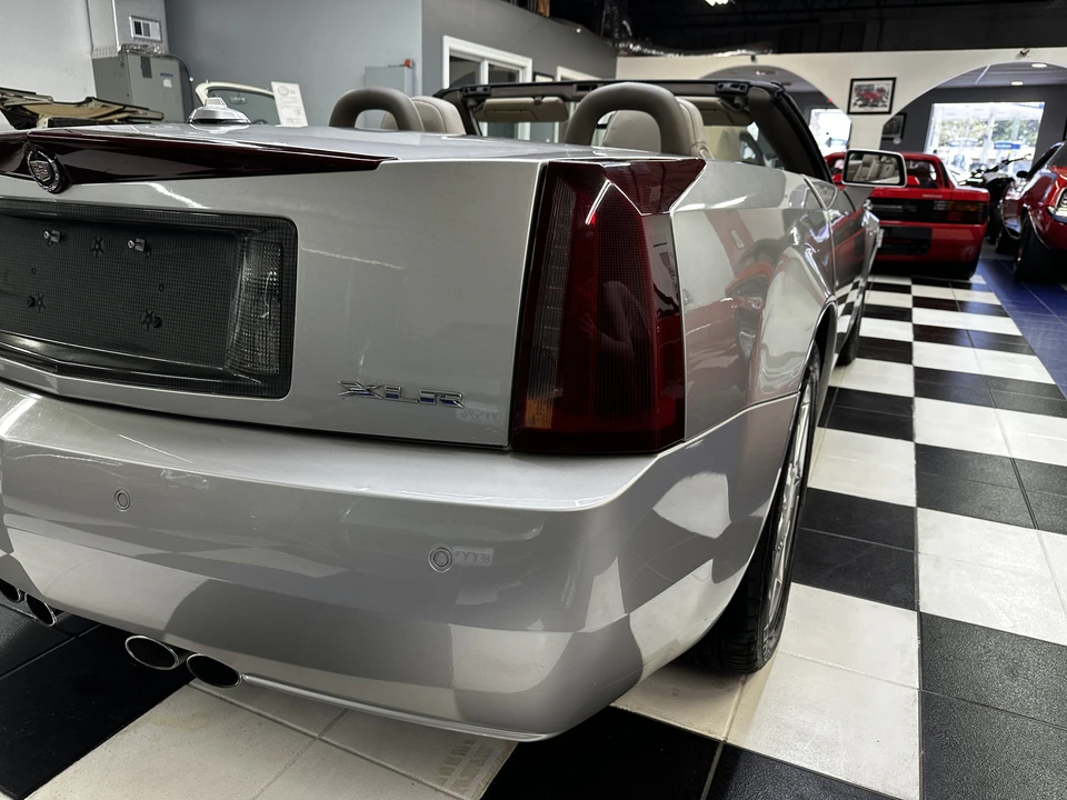 2005 Cadillac XLR - Image 27 of 31