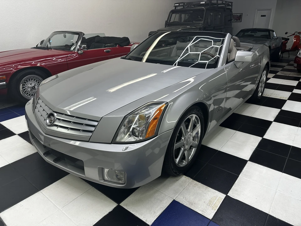 2005 Cadillac XLR - Image 9 of 31
