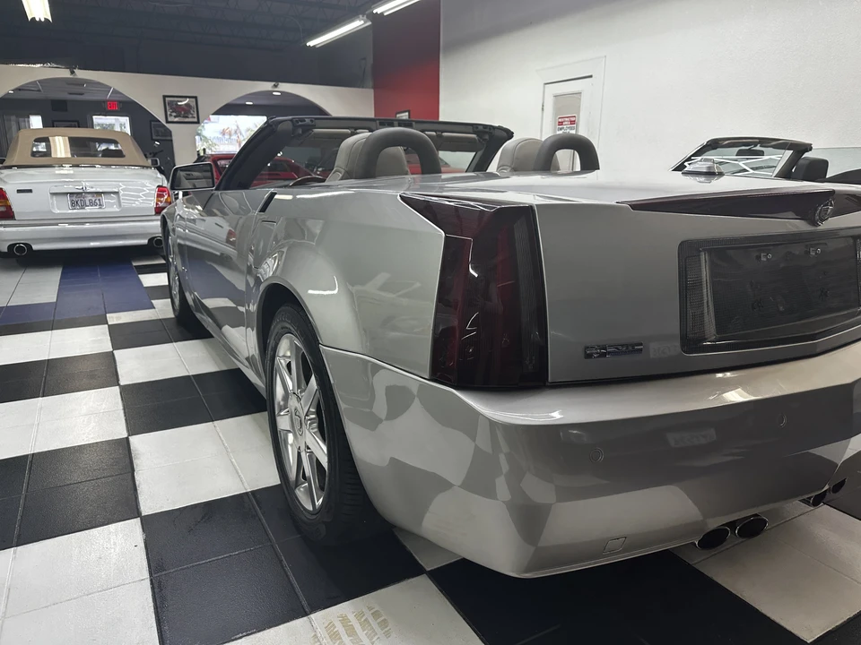 2005 Cadillac XLR - Image 20 of 31