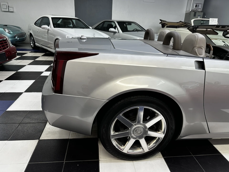 2005 Cadillac XLR - Image 28 of 31