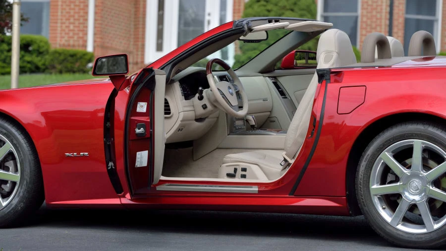 2005 Cadillac XLR - Image 18 of 29