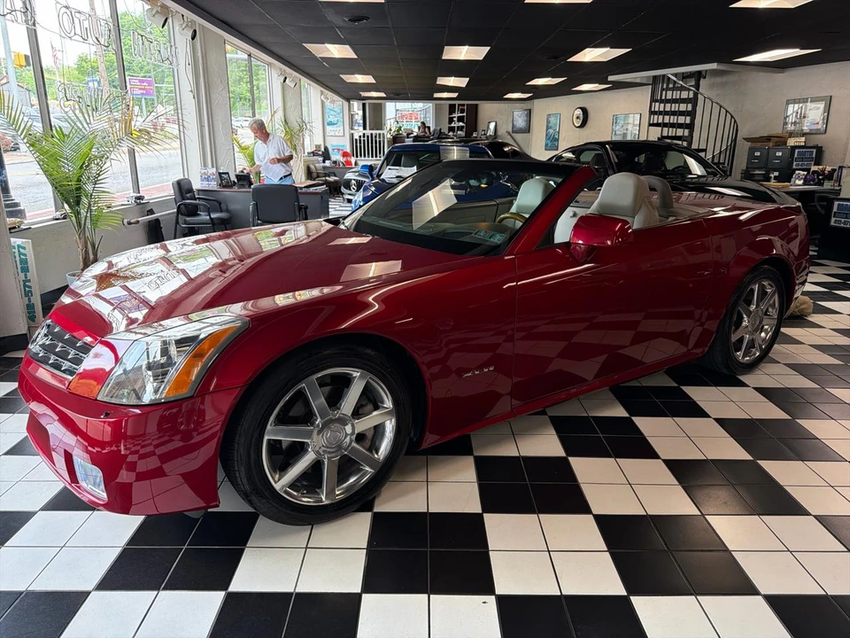 2005 Cadillac XLR - Image 13 of 27
