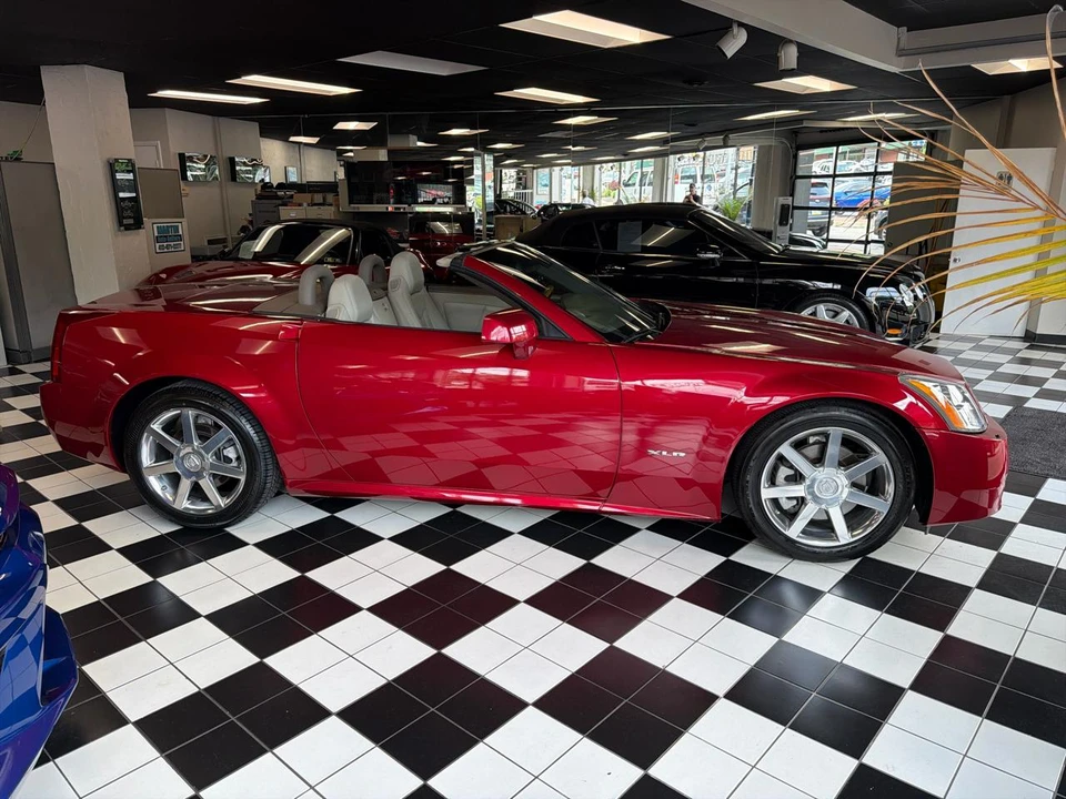 2005 Cadillac XLR - Image 14 of 27
