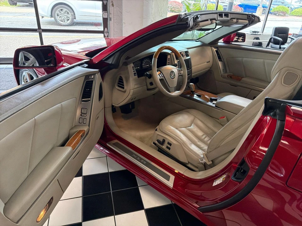 2005 Cadillac XLR - Image 17 of 27