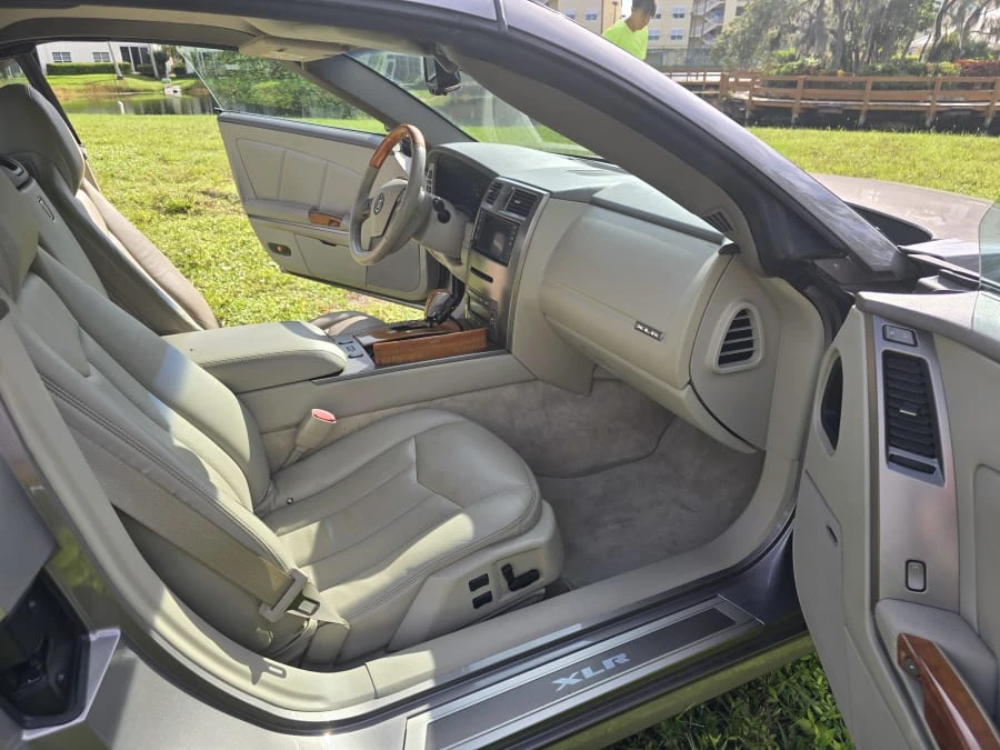 2005 Cadillac XLR - Image 11 of 15