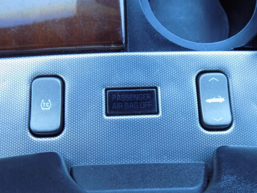 2005 Cadillac XLR - Image 28 of 31