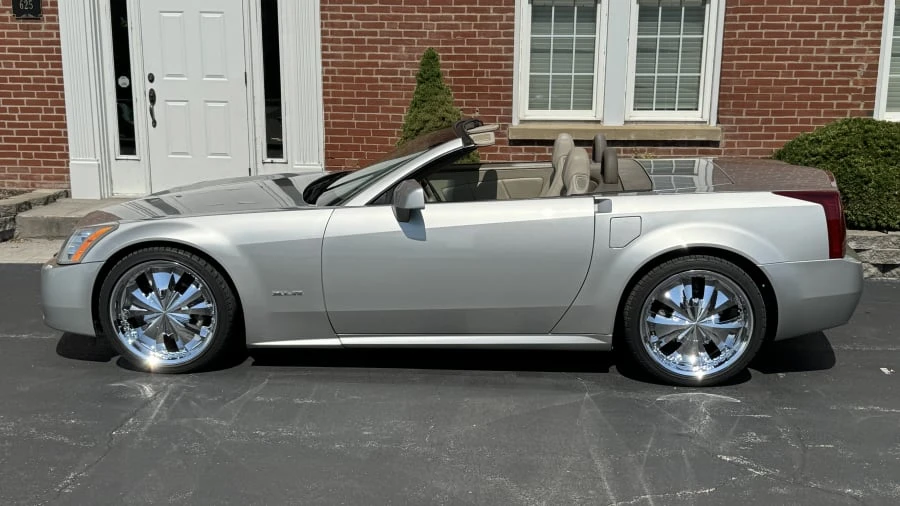 2005 Cadillac XLR - Image 2 of 10