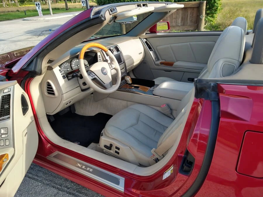 2005 Cadillac XLR - Image 8 of 31