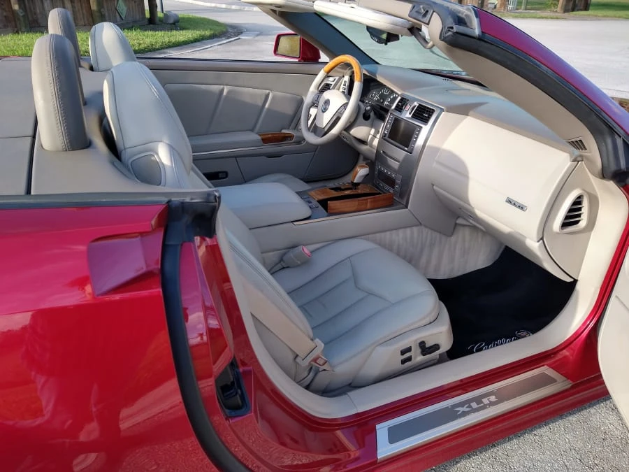 2005 Cadillac XLR - Image 12 of 31