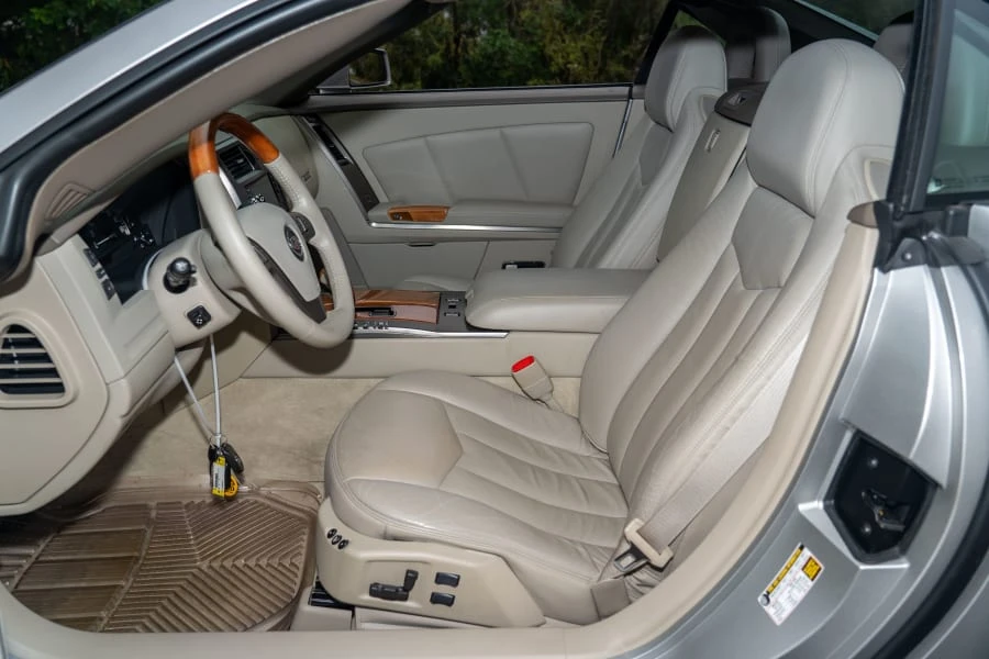 2005 Cadillac XLR - Image 28 of 31