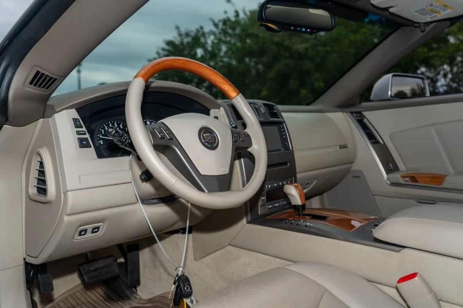 2005 Cadillac XLR - Image 29 of 31