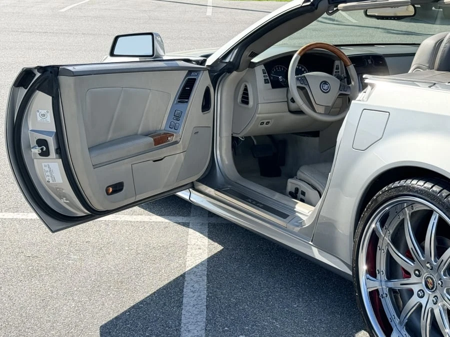 2005 Cadillac XLR - Image 23 of 27