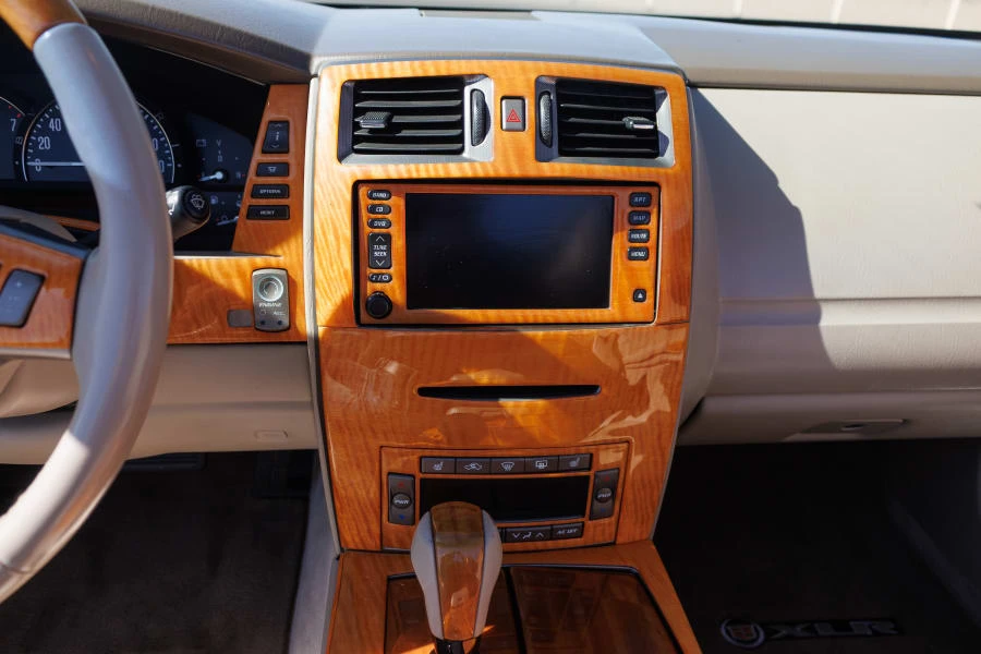 2005 Cadillac XLR - Image 28 of 31