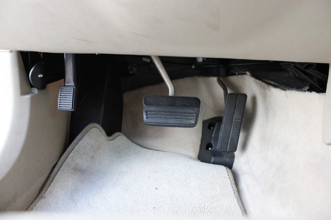 2005 Cadillac XLR - Image 20 of 21
