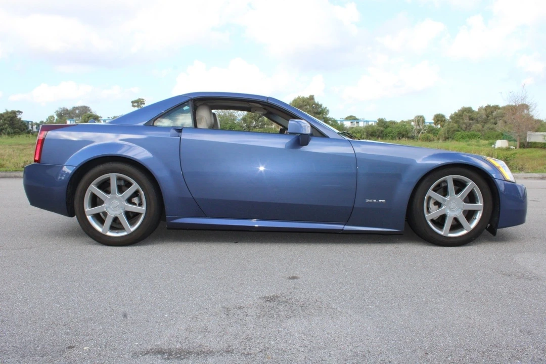 2005 Cadillac XLR - Image 14 of 21