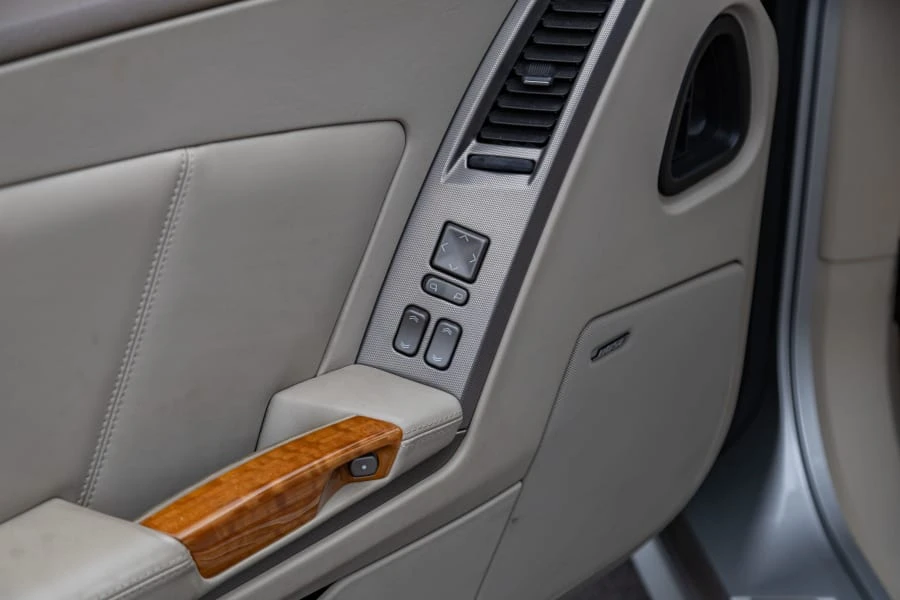 2005 Cadillac XLR - Image 17 of 31