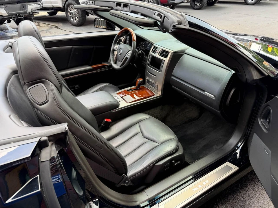 2005 Cadillac XLR - Image 30 of 31