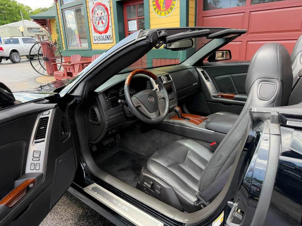 2005 Cadillac XLR - Image 24 of 31