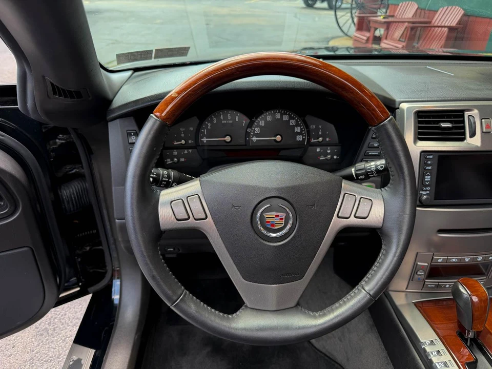 2005 Cadillac XLR - Image 26 of 31