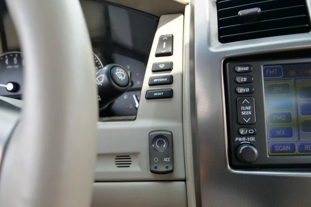 2005 Cadillac XLR - Image 23 of 31
