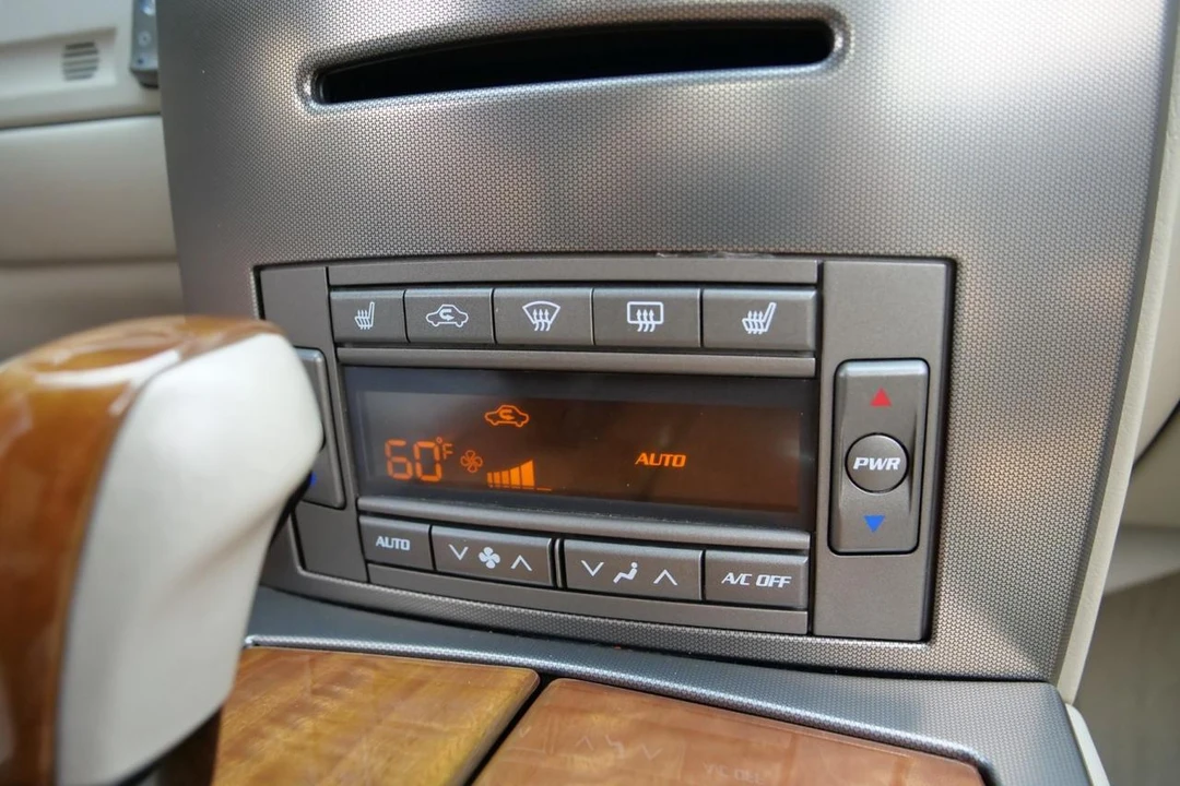 2005 Cadillac XLR - Image 25 of 31