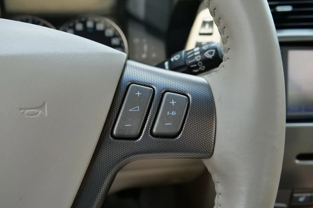 2005 Cadillac XLR - Image 30 of 31
