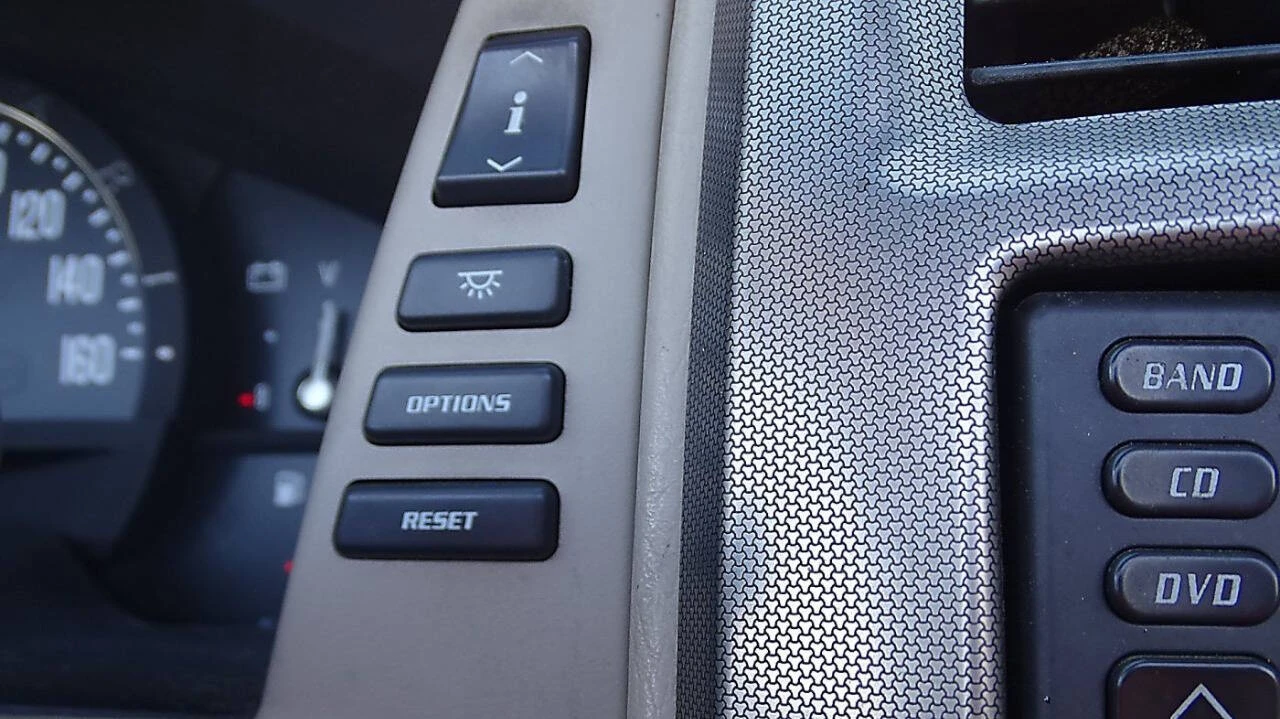 2005 Cadillac XLR - Image 18 of 28