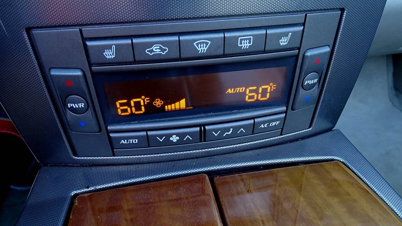 2005 Cadillac XLR - Image 23 of 28