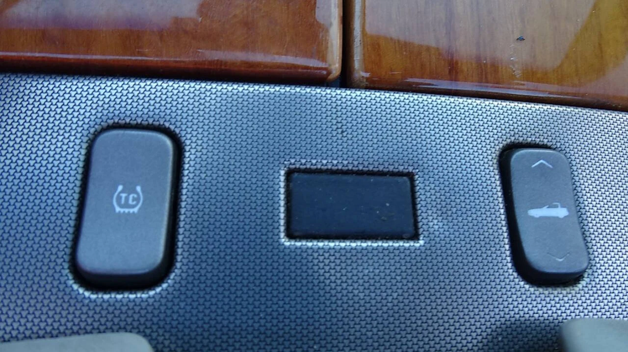 2005 Cadillac XLR - Image 21 of 28