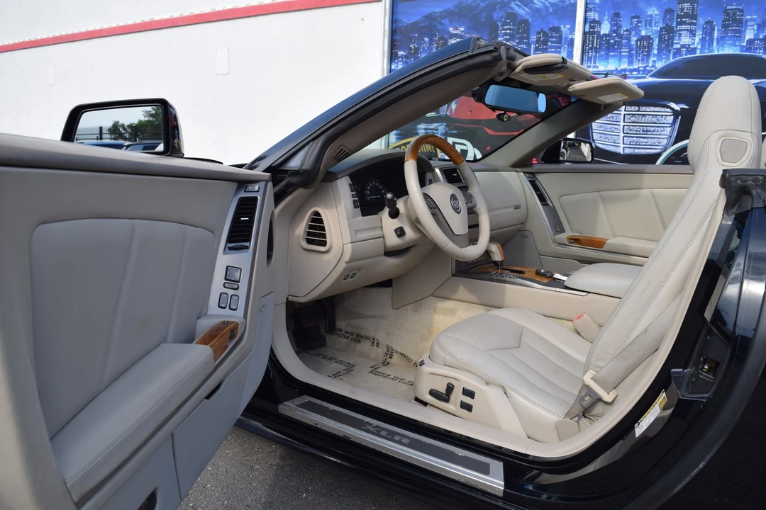 2005 Cadillac XLR - Image 14 of 19