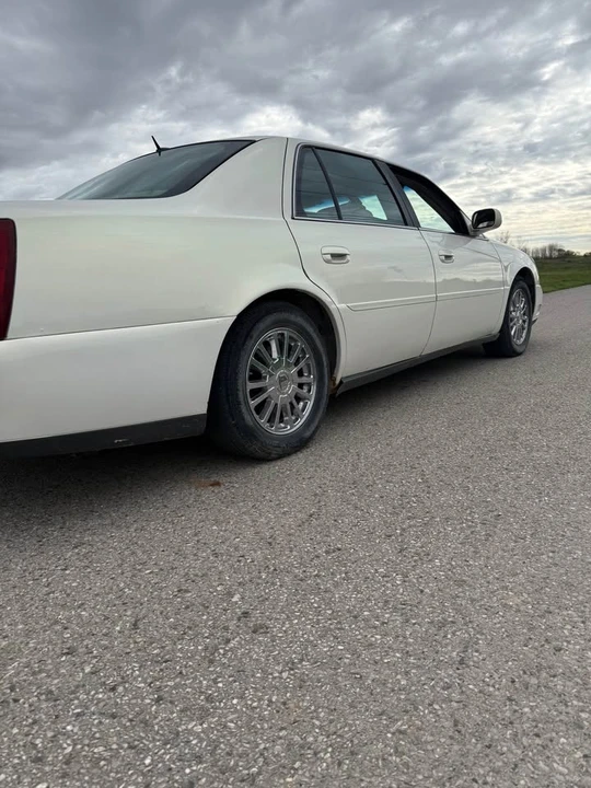 2005 Cadillac DeVille 8th Gen - Image 3 of 5
