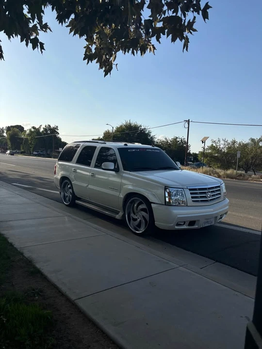 2005 Cadillac Escalade & EXT 2nd Gen - Image 3 of 3