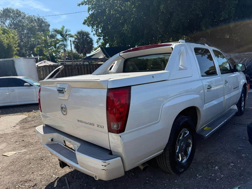 2005 Cadillac Escalade & EXT 2nd Gen - Image 2 of 17