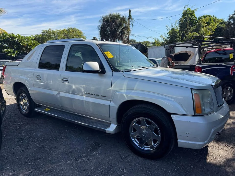 2005 Cadillac Escalade & EXT 2nd Gen - Image 11 of 17
