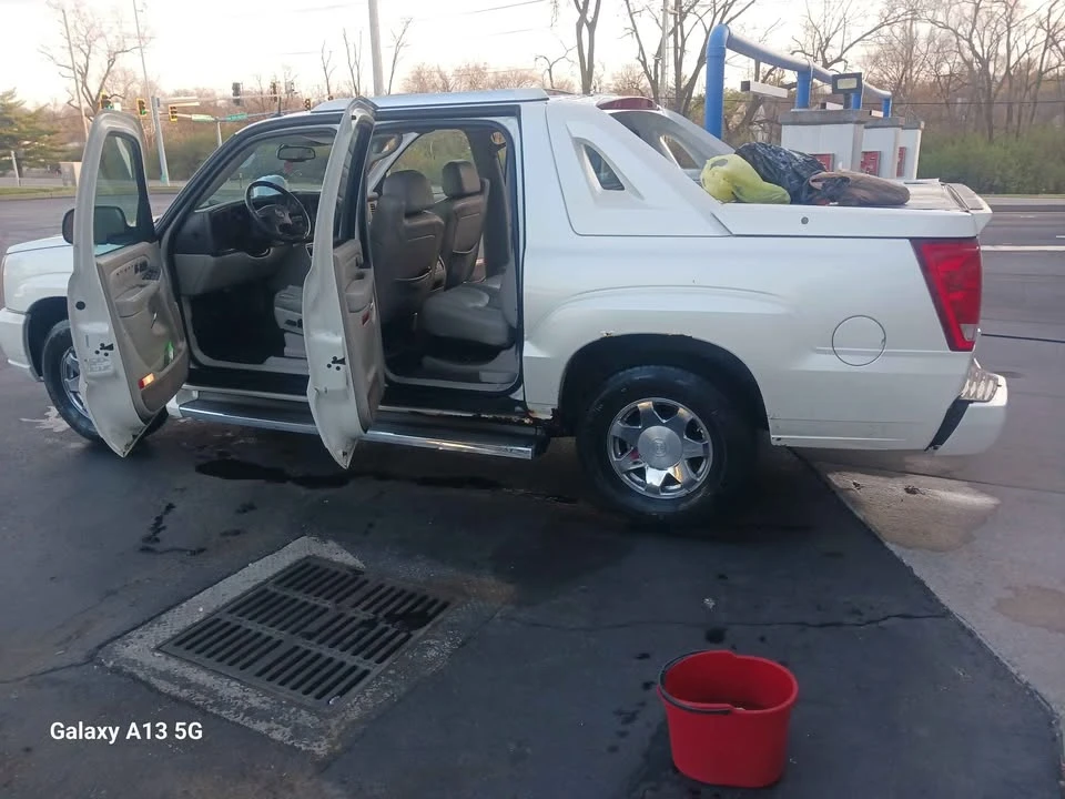 2005 Cadillac Escalade & EXT 2nd Gen - Image 2 of 5